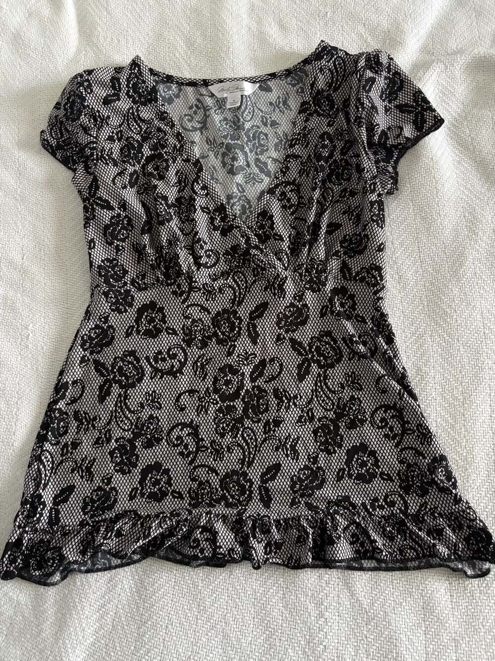 Marilyn Monroe Short Sleeve V-Neck Ruffle Hem Floral Mesh Top